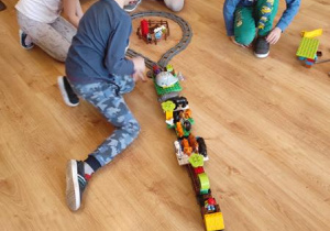 Dzieci budują kolejkę, samochody, pociągi...